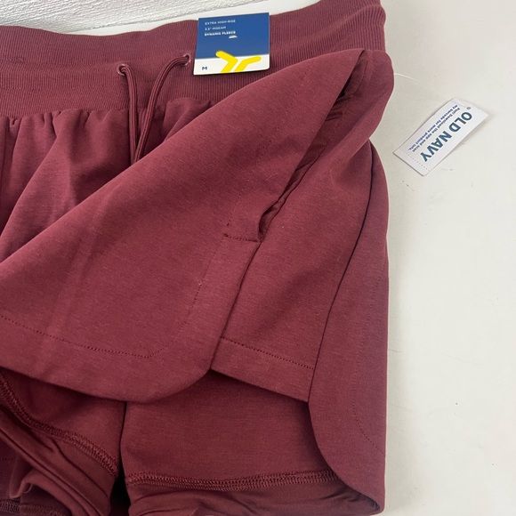 Old Navy Dynamic Fleece High Rise 3.5” Shorts, Medium - Picture 3 of 6